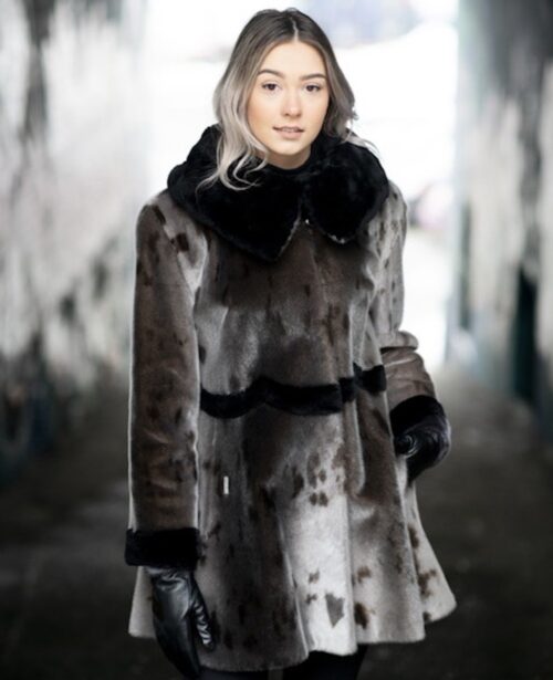 Manteau en fourrure de phoque avec col et poignets en castor cisaillé