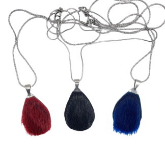 Collier à pendentif en forme de larme, fourrure de phoque et acier inoxydable