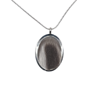 Collier à pendentif ovale, fourrure de phoque cerclée d’acier inoxydable — Moyen