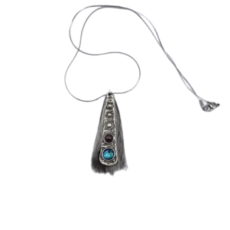 Pendentif en fourrure de phoque ornée de cabochons de grenat et de coquille d’ormeau