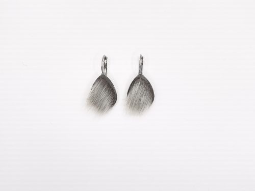 Boucles d’oreilles goutte d’eau en fourrure de phoque et acier inoxydable avec fermoirs à cliquets
