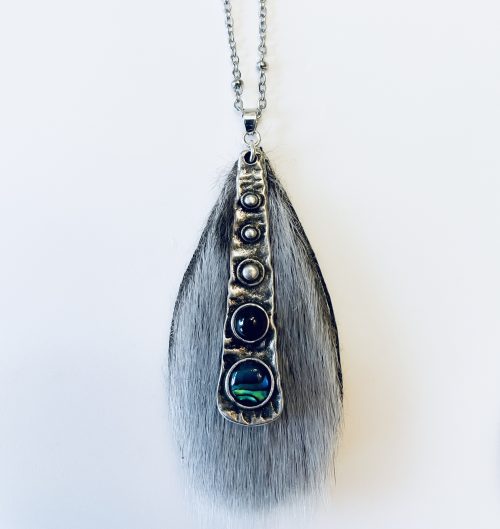 Pendentif en fourrure de phoque ornée de cabochons de grenat et de coquille d’ormeau — grande taille