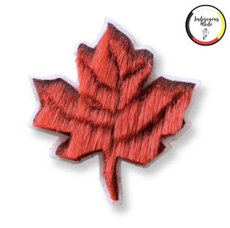 Broche feuille d’érable en peau de phoque