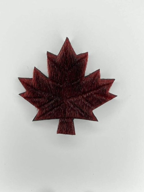 Broche feuille d’érable en peau de phoque