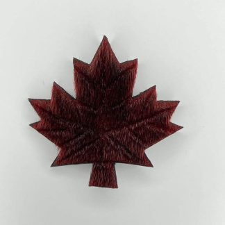 Broche feuille d’érable en peau de phoque