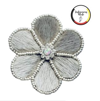 Broche fleur à 6 pétales en peau de phoque ornée de perles