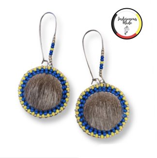 Boucles d’oreilles double face en peau de phoque, bleu, jaune et doré.