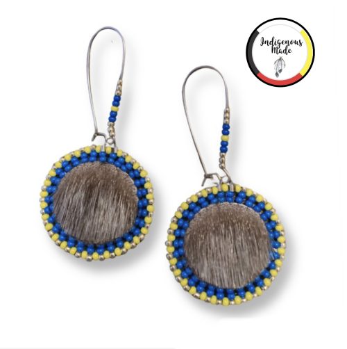 Boucles d’oreilles double face en peau de phoque, bleu, jaune et doré.