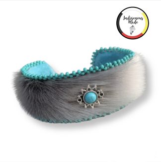 Bracelet manchette perlé en peau de phoque, naturel et bleu sarcelle