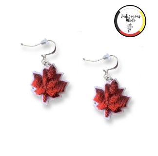 Boucles d’oreilles feuille d’érable en peau de phoque