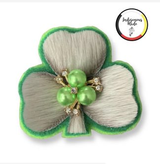 Broche de la Saint-Patrick en peau de phoque
